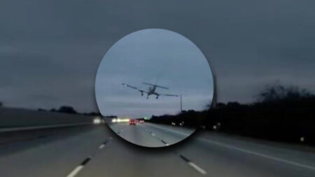 চলন্ত গাড়ির ওপর আছড়ে পড়ল বিমান