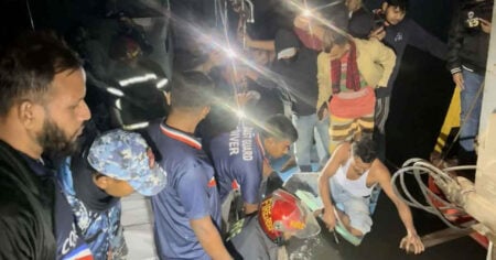 ফেরি থেকে ট্রাকসহ পাঁচ যানবাহন নদীতে, তিন মরদেহ উদ্ধার তিন মরদেহ উদ্ধার