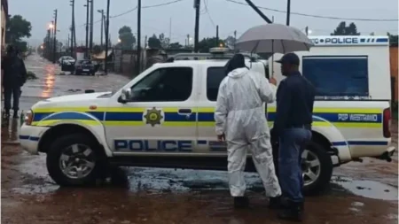 দক্ষিণ আফ্রিকায় বন্দুকধারীদের হামলা