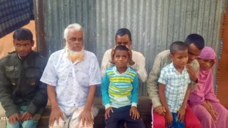 দৃষ্টিপ্রতিবন্ধী শিল্পী হেলাল মিয়া