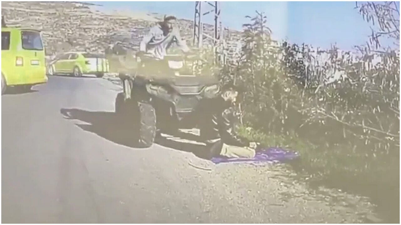 নামাজরত ফিলিস্তিনিকে গাড়ি চাপা দিলেন