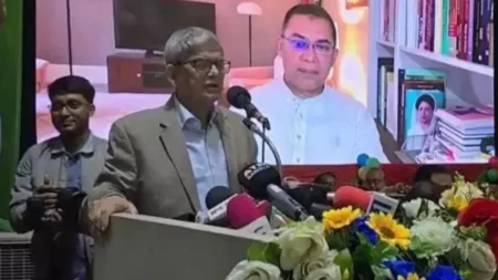 পতাকা হাতে নিয়ে ঢাকার মাটিতে নামবেন