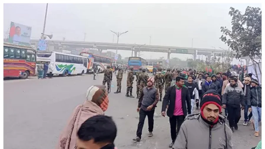 পার্কিং গাড়ি সরিয়ে সড়ক ফাঁকা