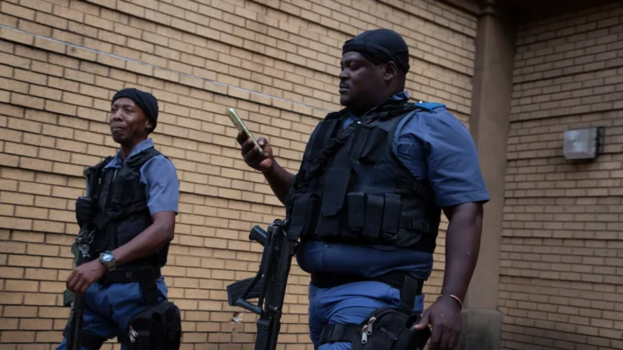 বন্দুকধারীদের নির্বিচার গুলি