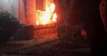 বাড়িতে আগুন