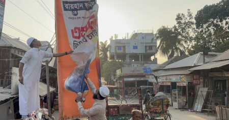 ব্যানার–ফেস্টুন আগুনে পুড়ালেন