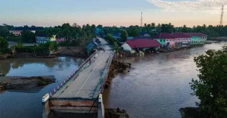 ইন্দোনেশিয়ায় বন্যায় মৃতের সংখ্যা ৪০০ ছাড়িয়েছে মৃতের সংখ্যা ৪০০