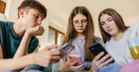 সোশ্যাল মিডিয়া ব্যবহার নিষিদ্ধ