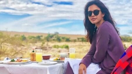 স্বর্ণসহ গ্রেফতার অভিনেত্রী