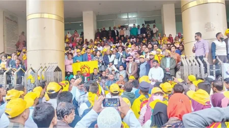 দাবি আদায়ে টানা ৯ দিন ধরে কর্মবিরতিতে স্বাস্থ্য সহকারীরা ৯ দিন ধরে কর্মবিরতি