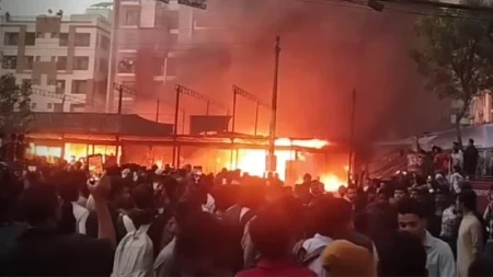 উত্তরার ১১ নম্বর সেক্টরের কাঁচাবাজারে আগুন নিয়ন্ত্রণে কাঁচাবাজারে আগুন