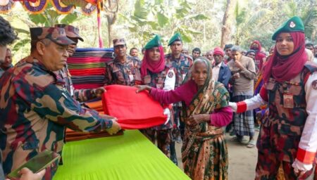 লালমনিরহাটে তিন শতাধিক শীতার্ত মানুষের মাঝে বিজিবির শীতবস্ত্র বিতরণ বিজিবির শীতবস্ত্র বিতরণ