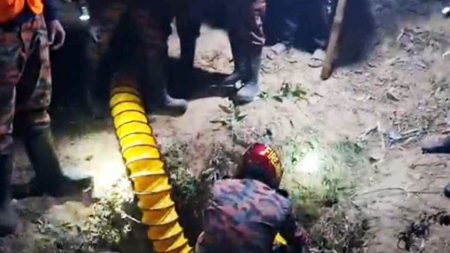 চট্টগ্রামে গভীর নলকূপের গর্তে পড়া শিশু মেজবাহ মারা গেছে শিশু মেজবাহ