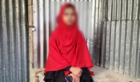 গাজীপুরে বিয়ের দাবিতে প্রেমিকের বাড়িতে প্রেমিকার অনশন Gazipur