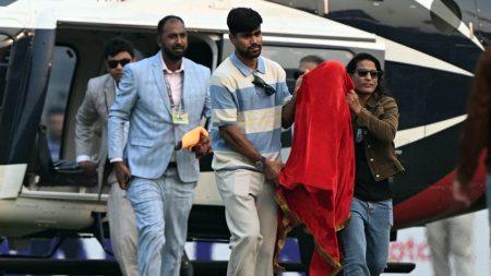হেলিকপ্টারে মাঠে নামল বিপিএল ট্রফি বিপিএল ট্রফি