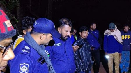 প্রকাশ্যে পিটিয়ে