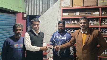 লোভ নয়, বিবেকই জয়ী: রাস্তায় কুড়িয়ে পাওয়া টাকা ফেরত Kaliganj-Gazipur-Humanity beyond the law Advocate returns money found on the street