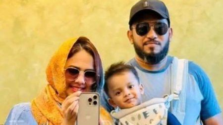 পাশাপাশি কবরে দাফন করা হলো স্বামী-স্ত্রী ও সন্তানকে Kobor
