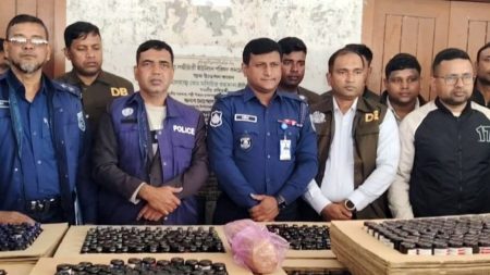 লালমনিরহাট থেকে ধাওয়ায় রংপুরে মাদক ভর্তি কাভার্ড ভ্যান জব্দ, আটক ১ Madok