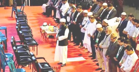 সমাবেশ মঞ্চেই নামাজ আদায় করলেন তারেক রহমান তারেক রহমান