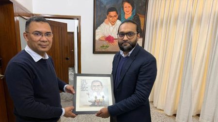 তারেক রহমানকে ‘আই হ্যাভ অ্যা প্ল্যান’ শীর্ষক কার্টুন হস্তান্তর তারেক রহমানকে