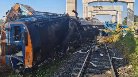 থাইল্যান্ডে চলন্ত ট্রেনের ওপর ভেঙে পড়ল ক্রেন, নিহত ২২ ট্রেন