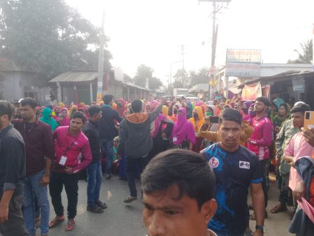 গাজীপুরে বেতনের দাবিতে সড়ক অবরোধ, পুলিশের লাঠিপেটা WhatsApp Image 2026-01-22 at 6.45.53 PM (2)