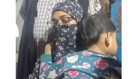 নিকুঞ্জে অমানবিকতা: স্ত্রী-সন্তানকে তালাবদ্ধ করে পালালেন স্বামী, উদ্ধার করলো ৯৯৯ অমানবিক কাণ্ড