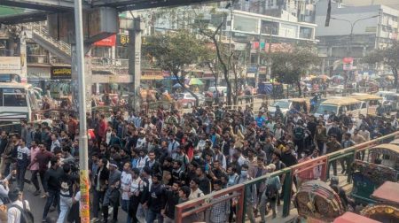 ঢাকা সেন্ট্রাল ইউনিভার্সিটির অধ্যাদেশ দাবিতে সায়েন্সল্যাব অবরোধ ঢাকা সেন্ট্রাল ইউনিভার্সিটি