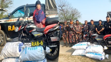 স্বামীর তথ্যে অভিযান, স্ত্রীর কাছ থেকে বিপুল পরিমাণ ফেনসিডিল উদ্ধার ফেনসিডিল উদ্ধার