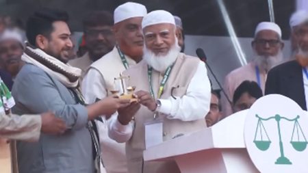 নাহিদ ইসলামের হাতে দাঁড়িপাল্লা তুলে দিলেন জামায়াত আমির জামায়াত আমির