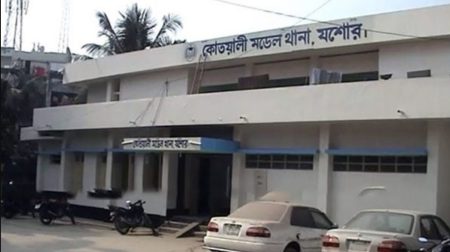 যশোরে অস্ত্র ও বিস্ফোরকসহ চিহ্নিত সন্ত্রাসী গ্রেফতার সন্ত্রাসী গ্রেফতার