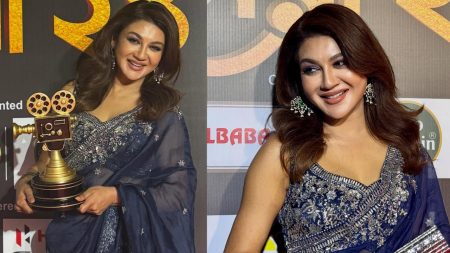 কলকাতায় সেরা অভিনেত্রীর পুরস্কার পেলেন জয়া আহসান জয়া আহসান