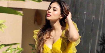 অনুষ্ঠানে অপ্রীতিকর হেনস্তার শিকার অভিনেত্রী অভিনেত্রী মৌনী রায়