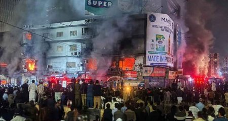 পাকিস্তানে শপিং মলে ভয়াবহ আগুন, নিহত ৫ পাকিস্তানে শপিং মলে ভয়াবহ আগুন