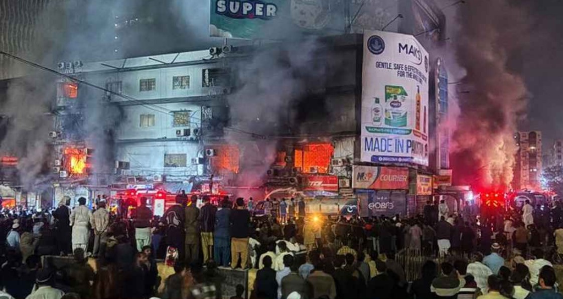 পাকিস্তানে শপিং মলে ভয়াবহ আগুন