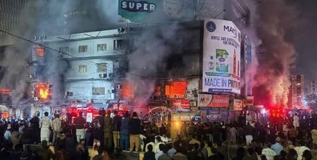 পাকিস্তানে শপিং মলে ভয়াবহ আগুন, নিহত ৫ pakistan
