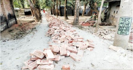 সড়কের ইট তুলল