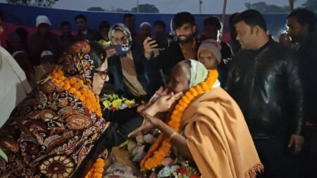 নির্বাচনে খরচ করতে রুমিন ফারহানাকে এক হাজার টাকা দিলেন বৃদ্ধা রুমিন ফারহানা
