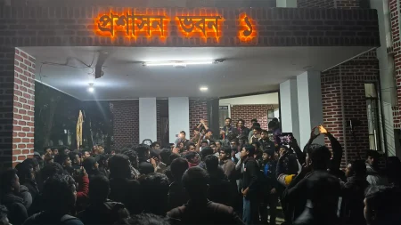 শাকসু স্থগিত হওয়ায় ক্লাস-পরীক্ষা বর্জনের ডাক অবস্থান কর্মসূচি