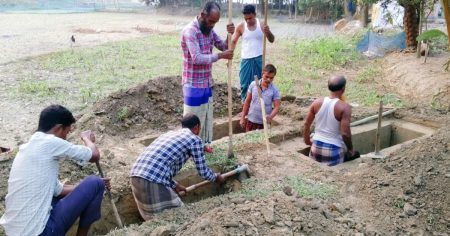 দড়িপাচাশি গ্রামে শোকের মাতম, খোঁড়া হচ্ছে ৩টি কবর খোঁড়া হচ্ছে ৩টি কবর