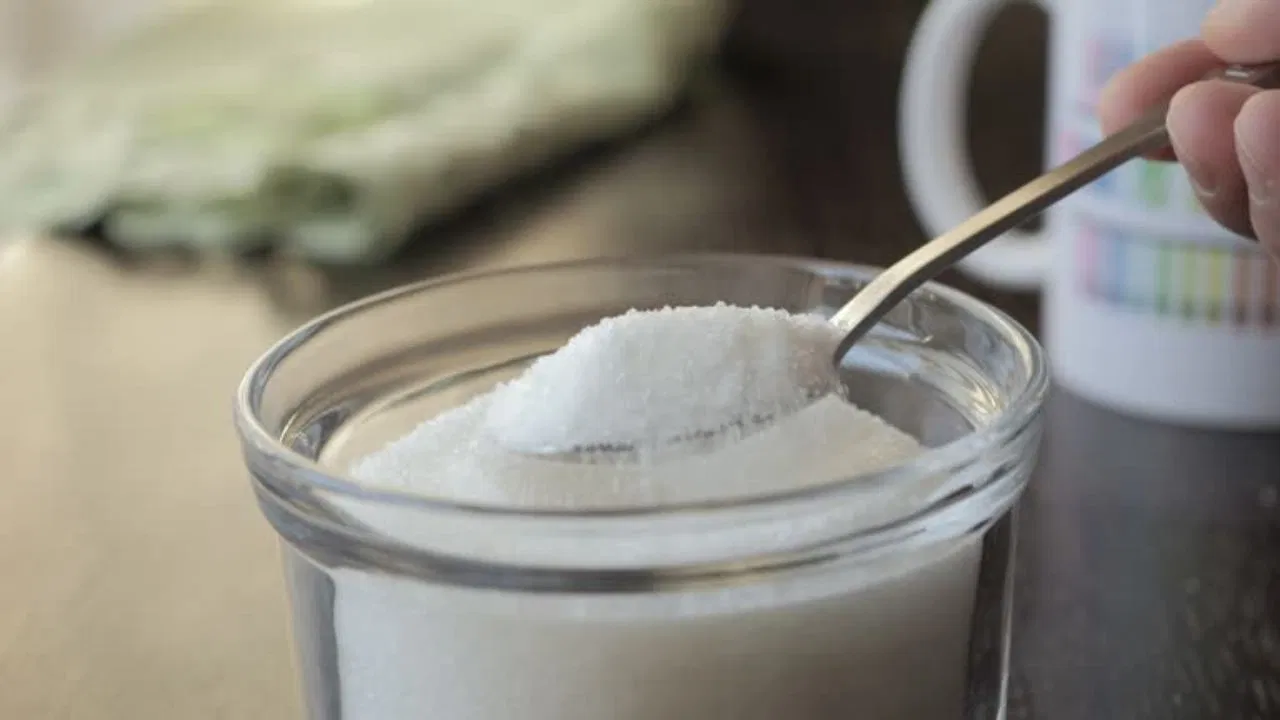 চিনি ছেড়েছেন তবু সুগার কমছে না