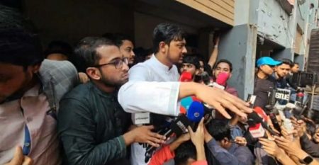 শান্তিনগরে নাসীরুদ্দীন পাটওয়ারীর ওপর ডিম নিক্ষেপের অভিযোগ নাসীরুদ্দীন