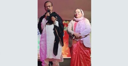 গাজীপুরে স্ত্রীকে পাশে নিয়ে গান গেয়ে ভোটারদের মন জয়ের চেষ্টা বিএনপি প্রার্থীর বিএনপি