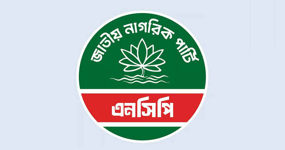 সরে দাঁড়িয়েছেন