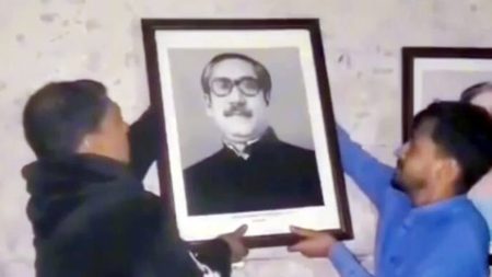গোয়ালন্দে আওয়ামী লীগ কার্যালয়ে ব্যানার ও বঙ্গবন্ধুর ছবি স্থাপন বঙ্গবন্ধুর ছবি স্থাপন