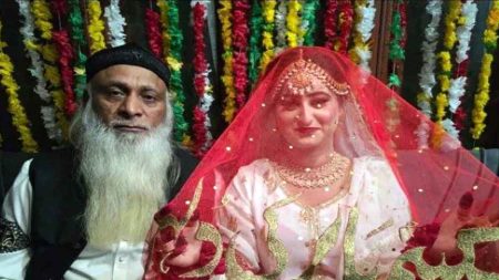 প্রেম করে নিজের চেয়ে ৪ গুণ কম বয়সী নারীকে বিয়ে : সমালোচনার জবাবে যা বললেন বৃদ্ধ Biddo