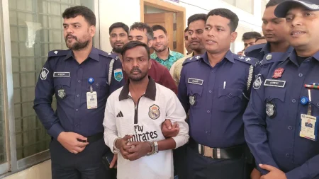 বগুড়ায় ধাওয়া করে হিরো আলমকে গ্রেফতার হিরো আলম