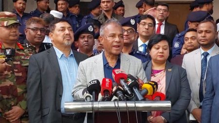 কোথাও কোনো কেন্দ্র দখল হলে কেউ ছাড় পাবে না : স্বরাষ্ট্র উপদেষ্টা স্বরাষ্ট্র উপদেষ্টা