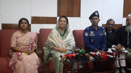 হজ সামনে রেখে প্রস্তুতি জোরদার, প্রবাসীদের জন্য উন্নত সেবার আশ্বাস বিমানমন্ত্রীর Afroza khanom rita